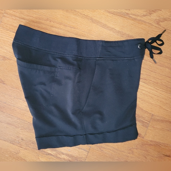 Athleta Black Athletic Shorts. Cuffed, Drawstring, 4 Pockets, Size 4 - Picture 3 of 7
